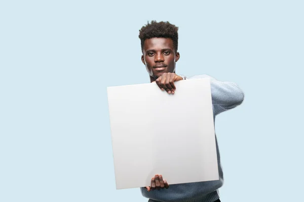 Jovem Negro Segurando Cartaz Vazio Para Colocar Seu Conceito — Fotografia de Stock