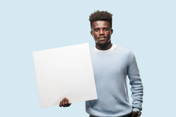 Νεαρός Μαύρος Άνδρας Κρατώντας Ένα Άδειο Πλακάτ Θέσει Την Ιδέα — Φωτογραφία Αρχείου