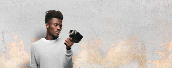 Genç Siyah Adam Bir Super Vintage Sinema Kamera Ile Kayıt — Stok fotoğraf