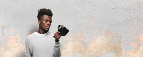 Joven Negro Hombre Grabación Con Super Vintage Cine Cámara — Foto de Stock