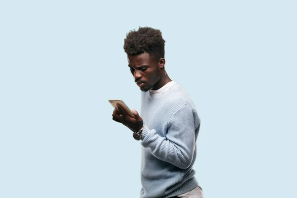 Joven Hombre Negro Usando Teléfono Móvil Inteligente — Foto de Stock