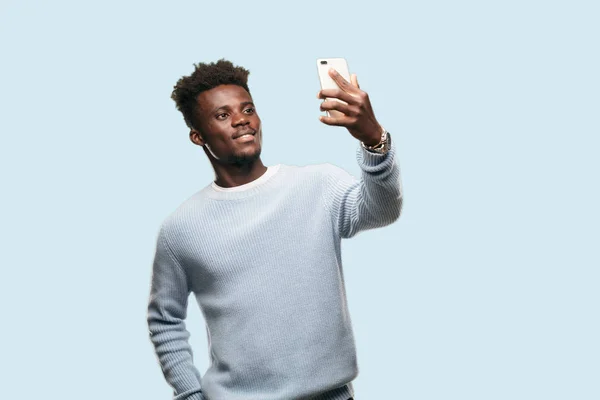 Jovem Homem Negro Usando Telefone Móvel Inteligente — Fotografia de Stock