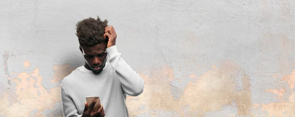 Joven Hombre Negro Usando Teléfono Móvil Inteligente — Foto de Stock