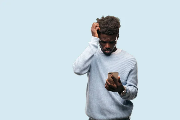 Молодой Черный Мужчина Помощью Смарт Мобильного Телефона — стоковое фото
