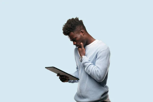 Νεαρός Μαύρος Άνδρας Χρησιμοποιώντας Ένα Smart Tablet — Φωτογραφία Αρχείου