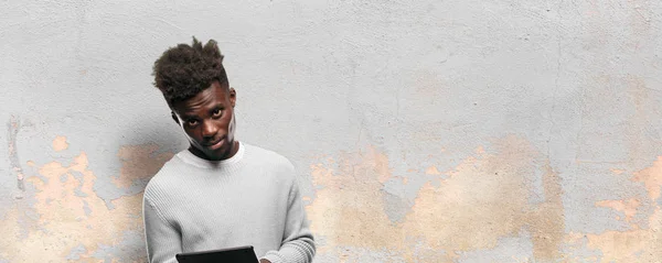 Joven Hombre Negro Usando Una Tableta Inteligente — Foto de Stock