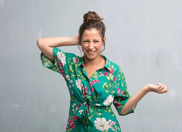 Junge Hübsche Frau Posiert Vor Zementwand Hintergrund Mit Platz Ihr — Stockfoto