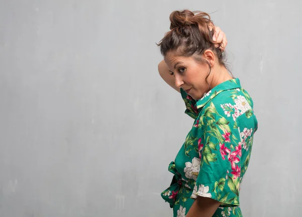 Joven Bonita Mujer Posando Contra Fondo Pared Cemento Con Espacio — Foto de Stock