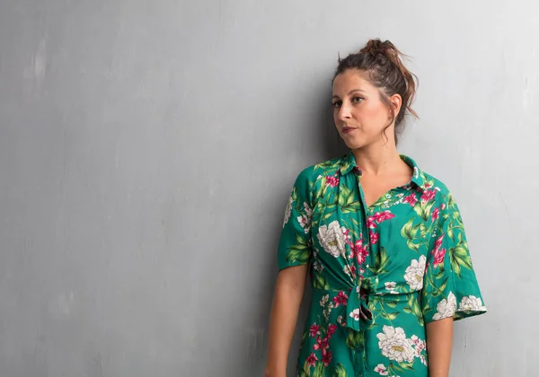 Joven Bonita Mujer Posando Contra Fondo Pared Cemento Con Espacio — Foto de Stock