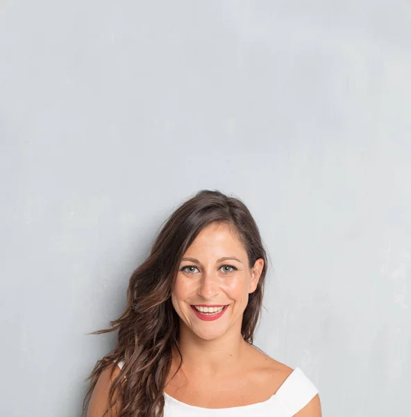 Joven Bonita Mujer Posando Contra Fondo Pared Cemento Con Espacio — Foto de Stock