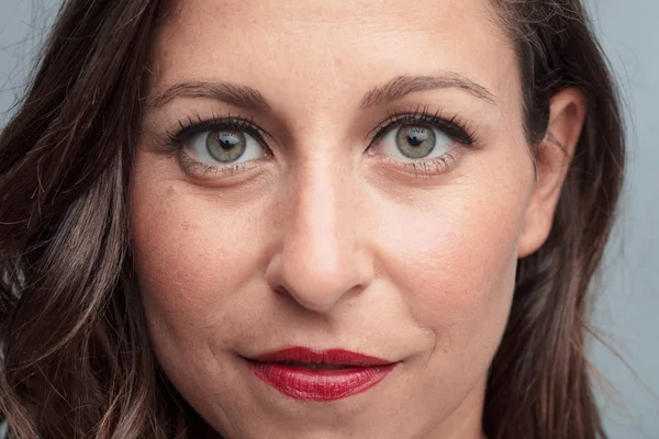 Genç güzel kadın yüz yakın çekim