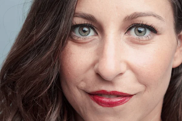 Genç güzel kadın yüz yakın çekim