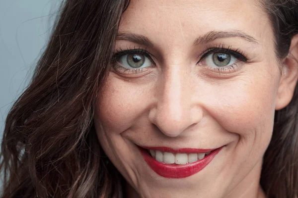 Genç güzel kadın yüz yakın çekim