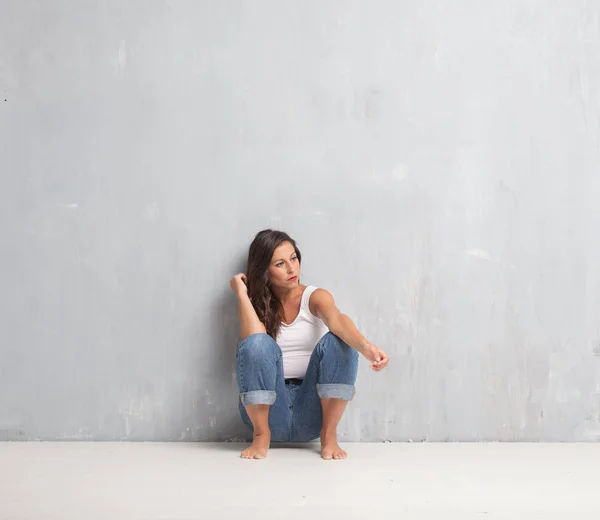 Jovem Bonita Mulher Contra Cimento Parede Fundo Com Espaço Cópia — Fotografia de Stock