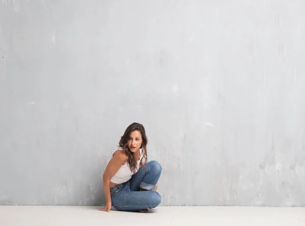 Giovane Bella Donna Contro Muro Cemento Sfondo Con Uno Spazio — Foto Stock