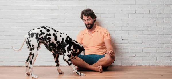 Joven Barbudo Con Perro Dálmata Contra Fondo Pared Ladrillo Blanco — Foto de Stock