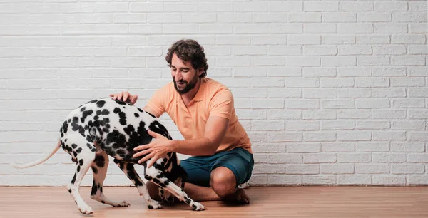 Joven Barbudo Con Perro Dálmata Contra Fondo Pared Ladrillo Blanco — Foto de Stock