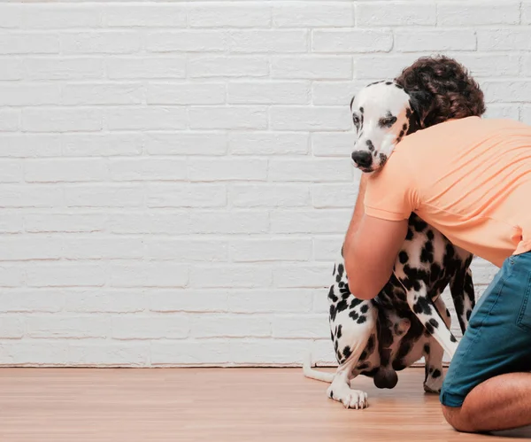 Jovem Barbudo Homem Com Cão Dalmatian Contra Parede Tijolo Branco — Fotografia de Stock