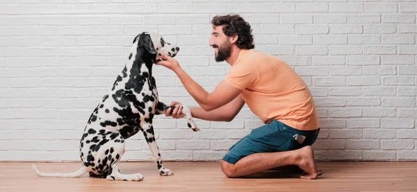 Jovem Barbudo Homem Com Cão Dalmatian Contra Parede Tijolo Branco — Fotografia de Stock