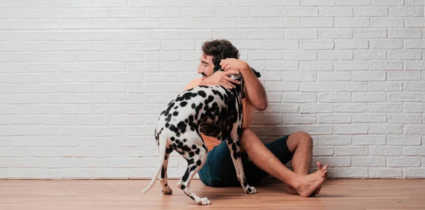 Jovem Barbudo Homem Com Cão Dalmatian Contra Parede Tijolo Branco — Fotografia de Stock