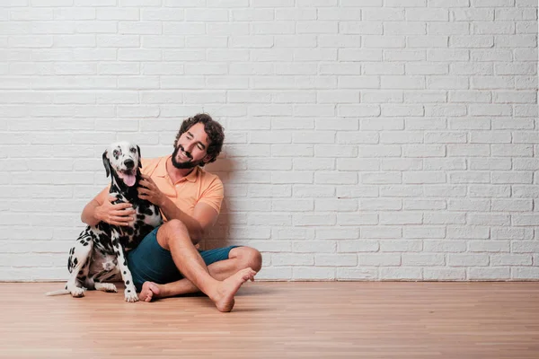 Joven Barbudo Con Perro Dálmata Contra Fondo Pared Ladrillo Blanco — Foto de Stock