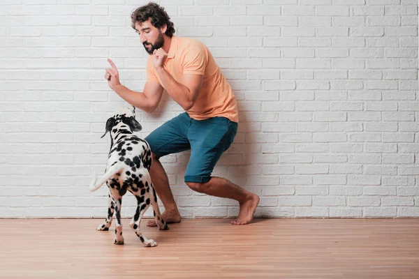 Joven Barbudo Con Perro Dálmata Contra Fondo Pared Ladrillo Blanco — Foto de Stock