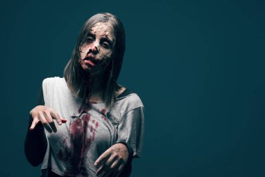 Ölü kadın zombi. Korku Cadılar Bayramı kavramı.
