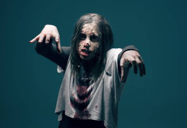 Ölü kadın zombi. Korku Cadılar Bayramı kavramı.