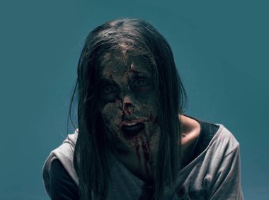 Ölü kadın zombi. Korku Cadılar Bayramı kavramı.