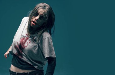Ölü kadın zombi. Korku Cadılar Bayramı kavramı.