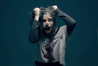 Ölü kadın zombi. Korku Cadılar Bayramı kavramı.