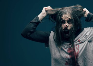 Ölü kadın zombi. Korku Cadılar Bayramı kavramı.