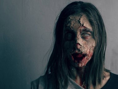 Ölü kadın zombi. Korku Cadılar Bayramı kavramı.
