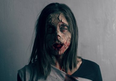 Ölü kadın zombi. Korku Cadılar Bayramı kavramı.
