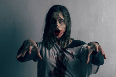 Ölü kadın zombi. Korku Cadılar Bayramı kavramı.