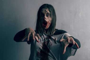 Ölü kadın zombi. Korku Cadılar Bayramı kavramı.