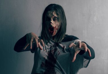 Ölü kadın zombi. Korku Cadılar Bayramı kavramı.