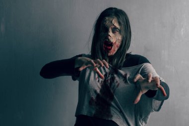 Ölü kadın zombi. Korku Cadılar Bayramı kavramı.