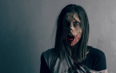 Ölü kadın zombi. Korku Cadılar Bayramı kavramı.