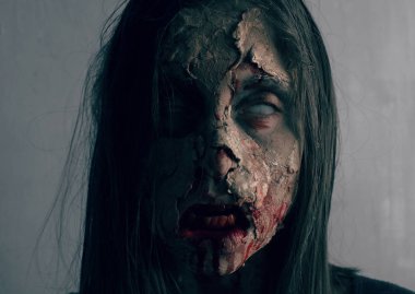 Ölü kadın zombi. Korku Cadılar Bayramı kavramı.