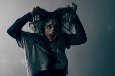 Ölü kadın zombi. Korku Cadılar Bayramı kavramı.