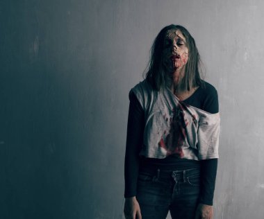 Ölü kadın zombi. Korku Cadılar Bayramı kavramı.