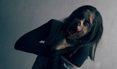 Ölü kadın zombi. Korku Cadılar Bayramı kavramı.