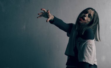 Ölü kadın zombi. Korku Cadılar Bayramı kavramı.
