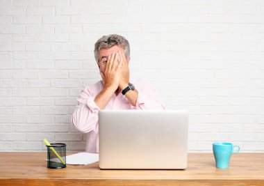 gözler her iki el ile bakmak kapsayan üst düzey iş adamı korkmuş, korkmuş bir ifade ile.