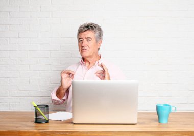 gurur, mutlu ve kendine güvenen bir ifade ile üst düzey işadamı; gülümseyen ve emin başarı, bir 