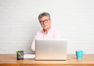 masada dizüstü bilgisayar üzerinde çalışan üst düzey iş adamı