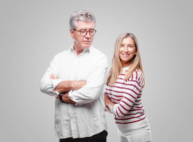 üst düzey serin karı koca kameranın önünde bir nesne doğru seyir çarpı işareti, silah ile ayakta, geri vererek. Kızgın, memnun, gurur, düşünceli küstah ifade olabilir.