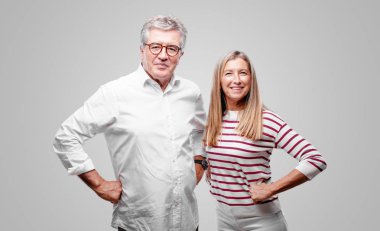 üst düzey serin karı koca baş geriye eğik ve mutlu, neşeli ifade ile kahkahalarla gülmekten