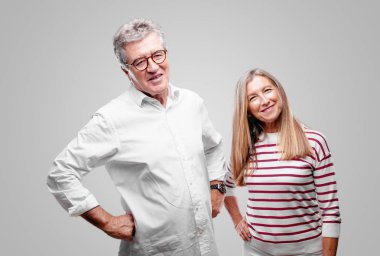 üst düzey serin karı koca baş geriye eğik ve mutlu, neşeli ifade ile kahkahalarla gülmekten